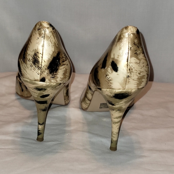 Bakers Pointed Toe Pumps - Picture 3 of 3